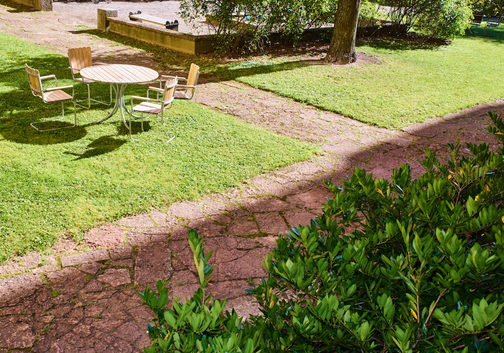 Bild på personer som arbetar.